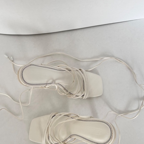 White heeled strappy sandals - Picture 2 of 4